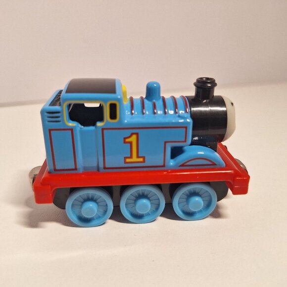 Thomas & Friends 3" Train Tank Engine #1 Magnetic Diecast Metal Take N Play 2002 - Picture 2 of 7